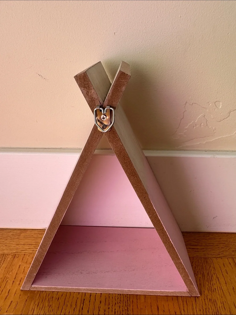 Tepee Wall Shelf in Light Pinkand Natural Wood